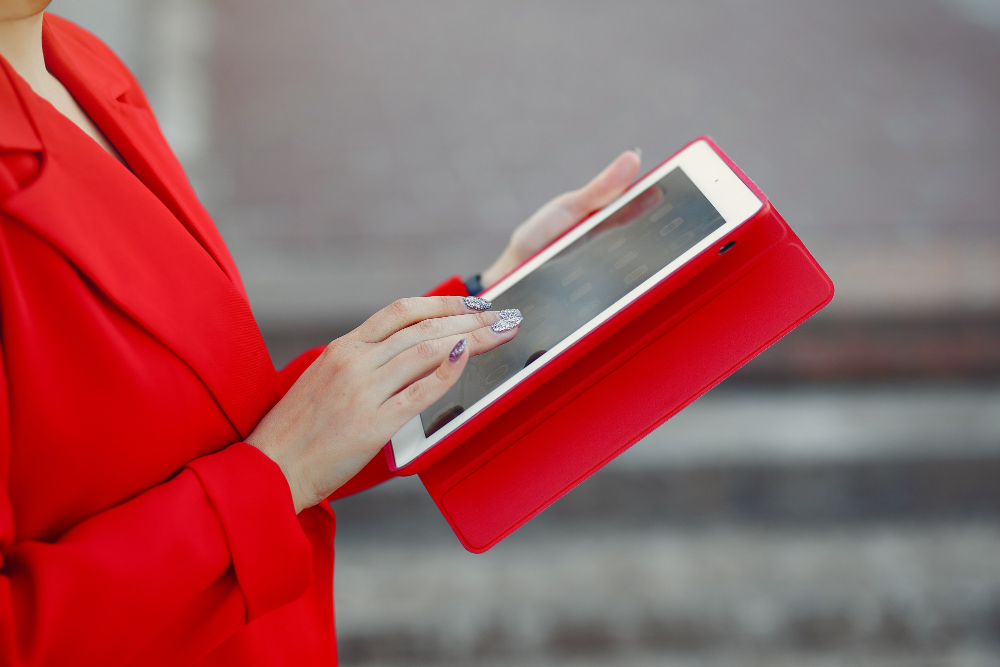 Woman with a tablet who is going to sell using a conversational catalog