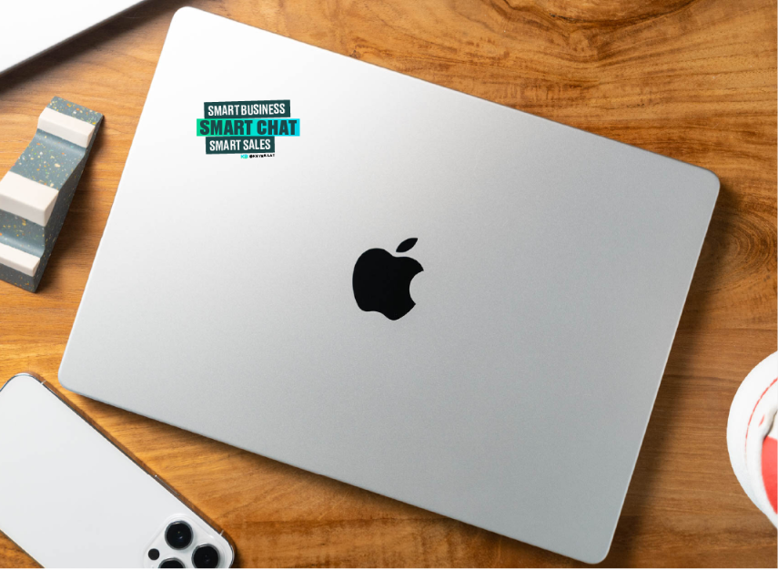 Una laptop mac con un sticker de BIKY Smart Chat