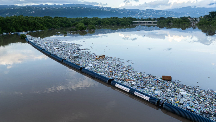 Barrera para la recolección de basura en un río